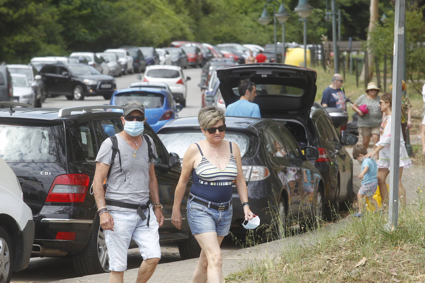 El Principado deja atrás las restricciones y estrena, como el resto del país, la llamada nueva normalidad. Los movimientos entre provincias ya están permitidos a partir del domingo 21 de junio y no han sido pocos los que han aprovechado para cruzar fronteras a visitar a familiares y amigos que, en muchos casos, se encontraban a escasos kilómetros de distancia. La región también ha recibido visitantes desde las comunidades vecinas, algo cotidiano en estas fechas pero que este año, tras el cierre de fronteras el pasado 14 de marzo, cobra especial relevancia. El cambio se ha notado igualmente en los transportes públicos, concretamente en los trayectos de larga distancia, y en el ocio nocturno, ya que los locales ya pudieron abrir su primera noche y muchos clientes se han animado. 