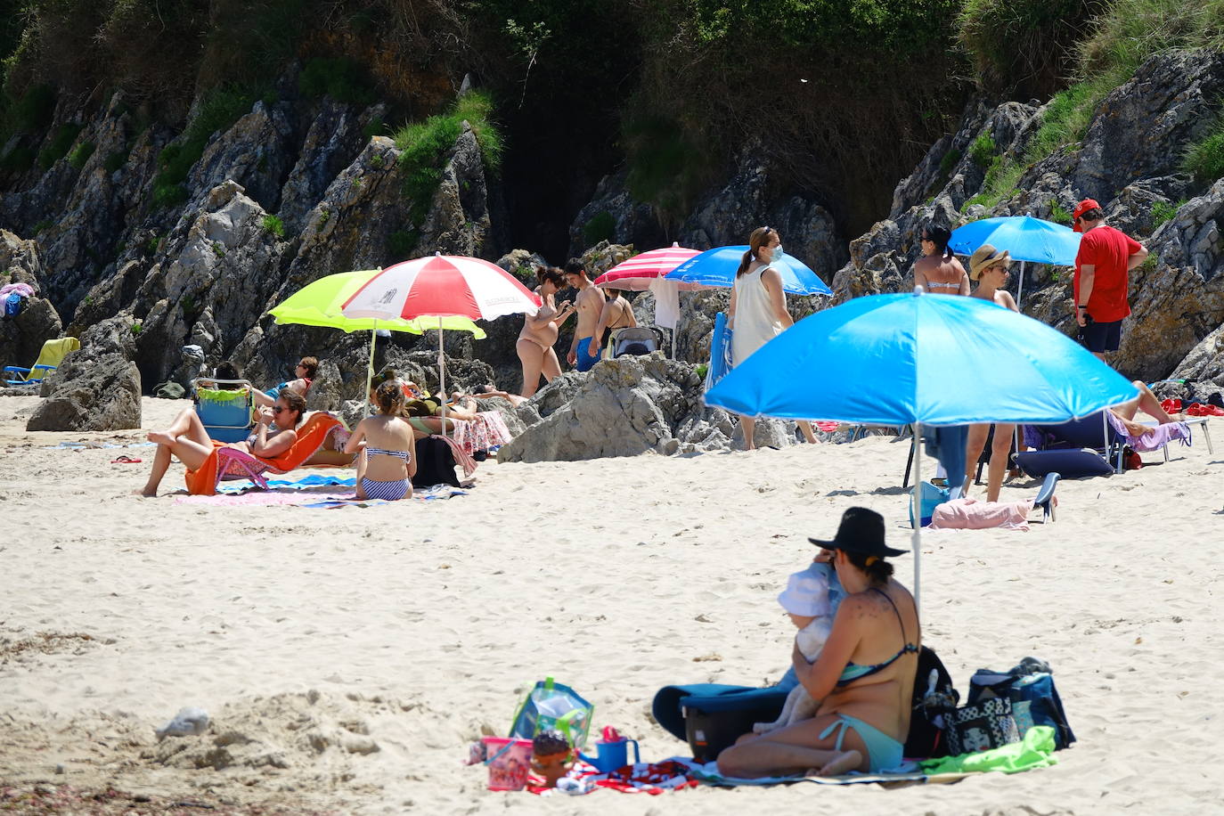 El Principado deja atrás las restricciones y estrena, como el resto del país, la llamada nueva normalidad. Los movimientos entre provincias ya están permitidos a partir del domingo 21 de junio y no han sido pocos los que han aprovechado para cruzar fronteras a visitar a familiares y amigos que, en muchos casos, se encontraban a escasos kilómetros de distancia. La región también ha recibido visitantes desde las comunidades vecinas, algo cotidiano en estas fechas pero que este año, tras el cierre de fronteras el pasado 14 de marzo, cobra especial relevancia. El cambio se ha notado igualmente en los transportes públicos, concretamente en los trayectos de larga distancia, y en el ocio nocturno, ya que los locales ya pudieron abrir su primera noche y muchos clientes se han animado. 