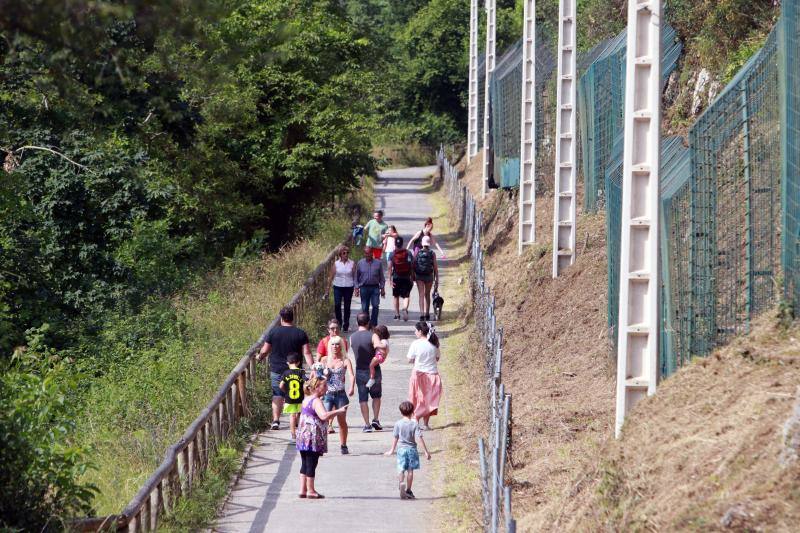 El Principado deja atrás las restricciones y estrena, como el resto del país, la llamada nueva normalidad. Los movimientos entre provincias ya están permitidos a partir del domingo 21 de junio y no han sido pocos los que han aprovechado para cruzar fronteras a visitar a familiares y amigos que, en muchos casos, se encontraban a escasos kilómetros de distancia. La región también ha recibido visitantes desde las comunidades vecinas, algo cotidiano en estas fechas pero que este año, tras el cierre de fronteras el pasado 14 de marzo, cobra especial relevancia. El cambio se ha notado igualmente en los transportes públicos, concretamente en los trayectos de larga distancia, y en el ocio nocturno, ya que los locales ya pudieron abrir su primera noche y muchos clientes se han animado. 