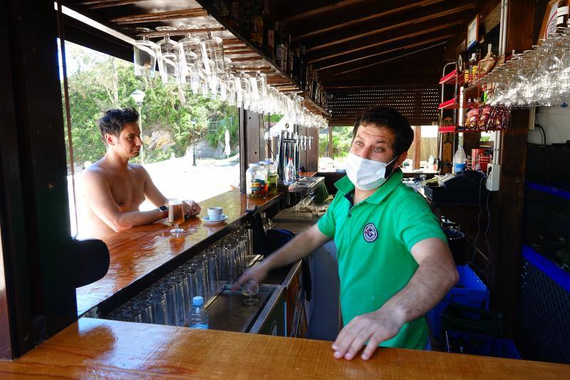 El Principado deja atrás las restricciones y estrena, como el resto del país, la llamada nueva normalidad. Los movimientos entre provincias ya están permitidos a partir del domingo 21 de junio y no han sido pocos los que han aprovechado para cruzar fronteras a visitar a familiares y amigos que, en muchos casos, se encontraban a escasos kilómetros de distancia. La región también ha recibido visitantes desde las comunidades vecinas, algo cotidiano en estas fechas pero que este año, tras el cierre de fronteras el pasado 14 de marzo, cobra especial relevancia. El cambio se ha notado igualmente en los transportes públicos, concretamente en los trayectos de larga distancia, y en el ocio nocturno, ya que los locales ya pudieron abrir su primera noche y muchos clientes se han animado. 