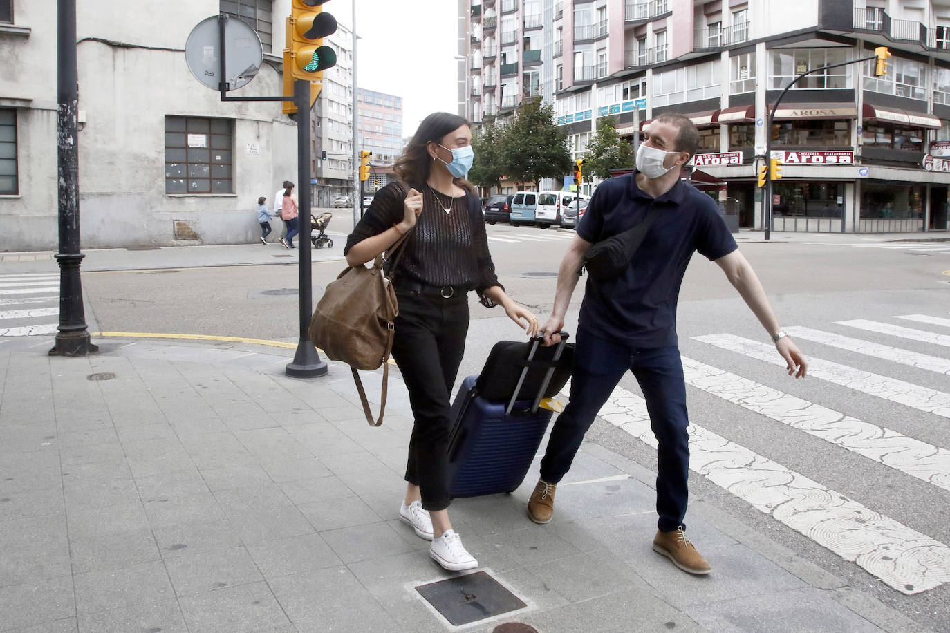 A las siete de la mañana partieron de Gijón los viajeros más madrugadores con destino Madrid. Se levantaba el estado de alarma y ya se podía hacer viajes entre provincias. Horas después, por la tarde llegaban a las estaciones aquellos viajeros que hacían el viaje inverso y regresaban a Asturias después de meses de aislamiento. La emoción se respiraba en las partidas y los besos y los abrazos marcaron el regreso. 