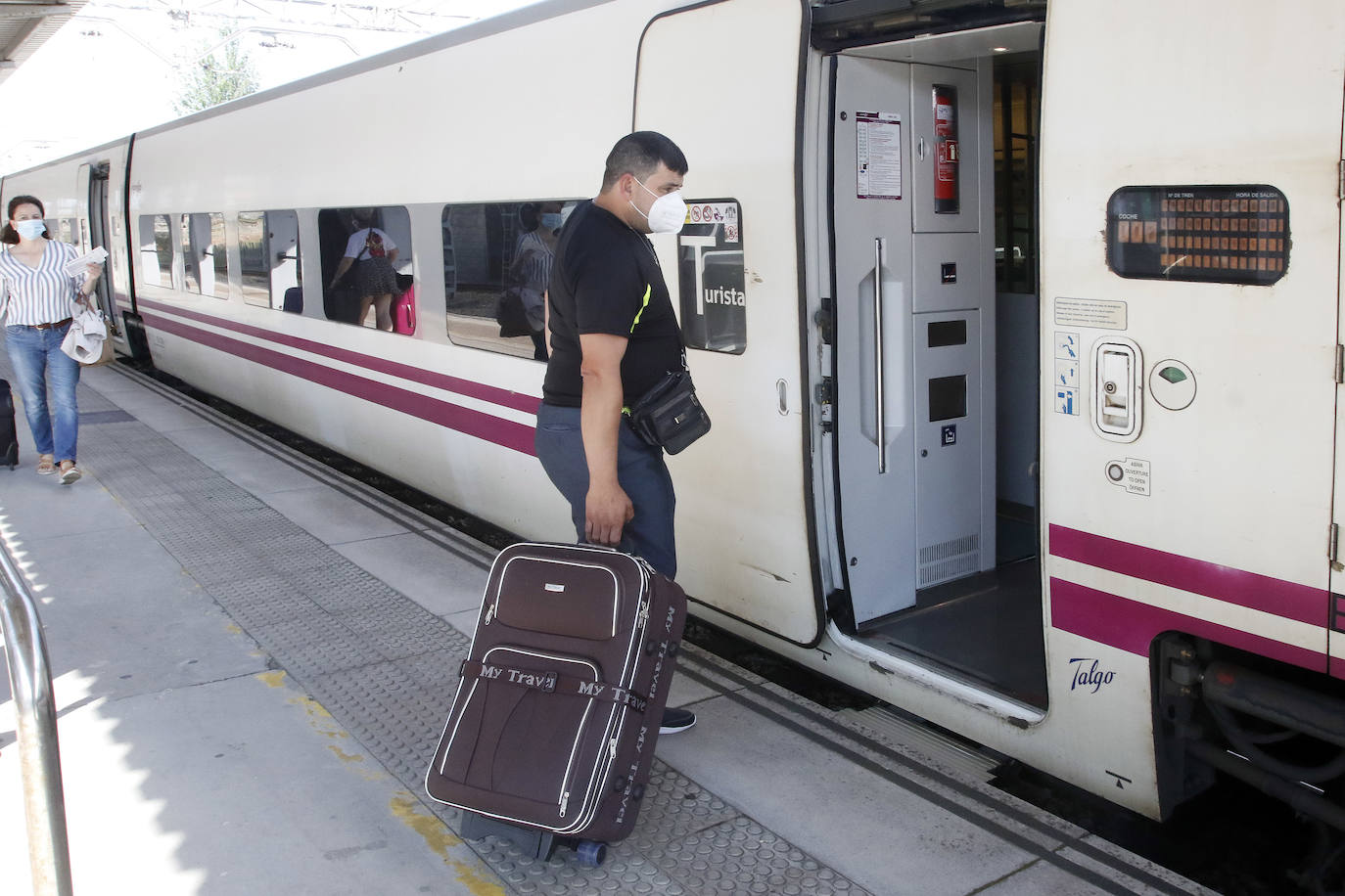 El estado de alarma ha finalizado y ya se puede viajar por todo el territorio nacional. El primer tren con destino Madrid salió hoy por la mañana
