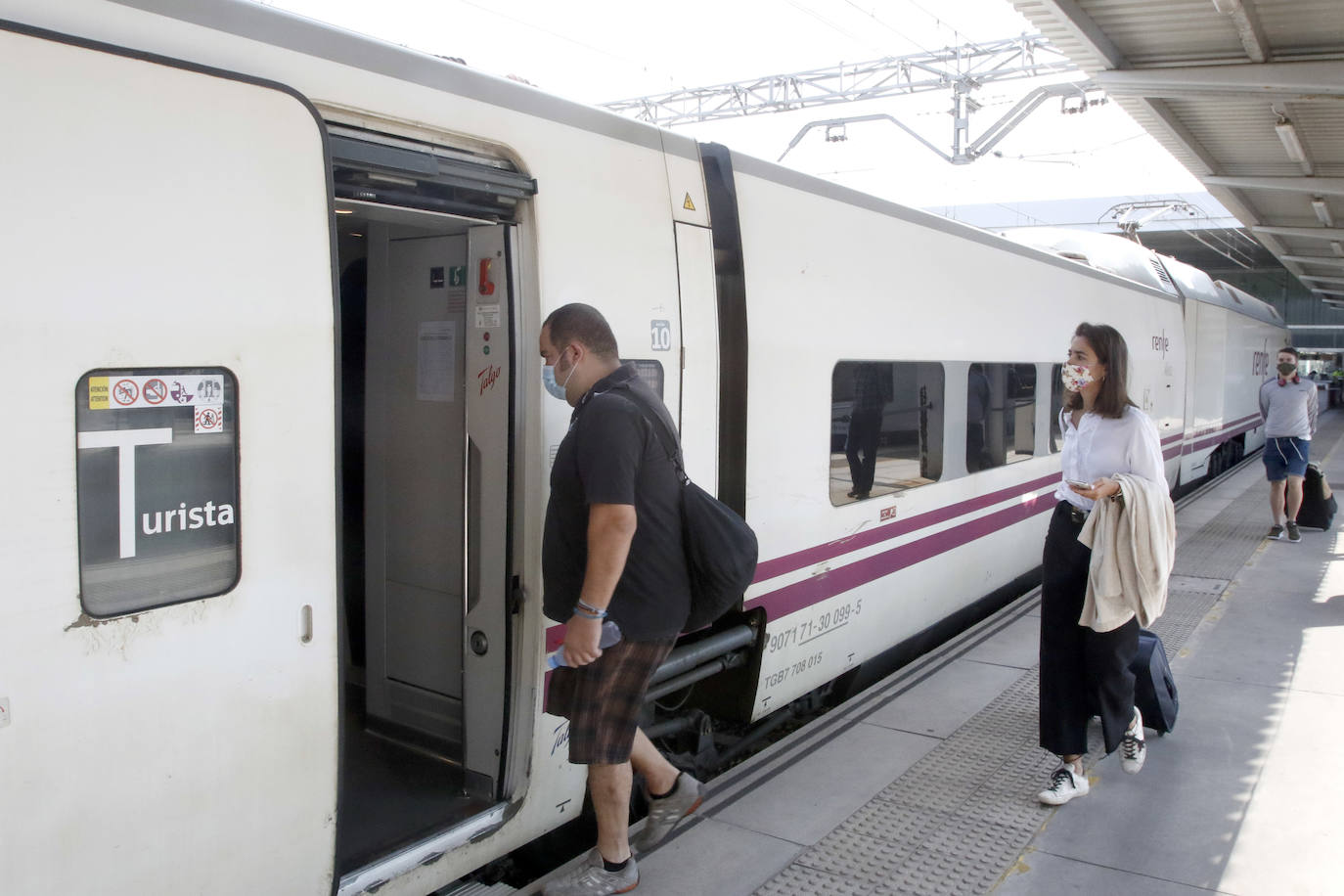El estado de alarma ha finalizado y ya se puede viajar por todo el territorio nacional. El primer tren con destino Madrid salió hoy por la mañana