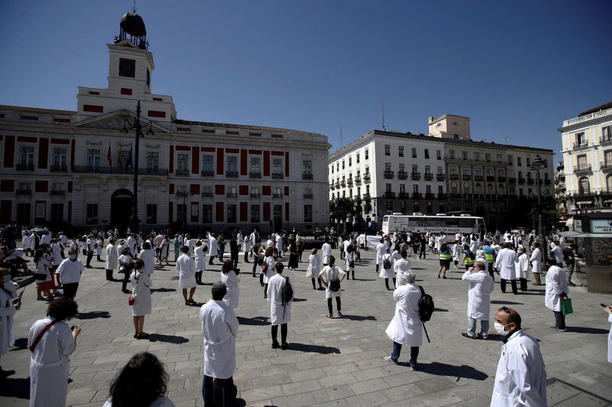 La Asociación de Médicos de Madrid se concentró ayer en la Puerta del Sol en defensa de la sanidad. 