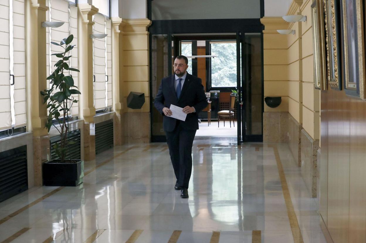 El presidente del Principado, Adrián Barbón, instantes antes de ofrecer ayer una rueda de prensa. 