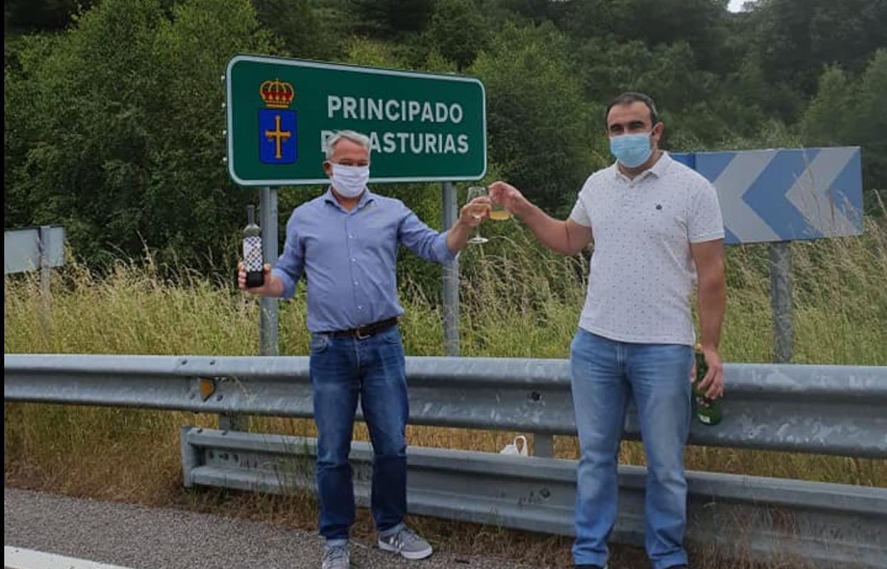 Víctor Lorido (Santa Eulalia de Oscos) y Carlos López (Fonsagrada), brindando en Vilarchao. 