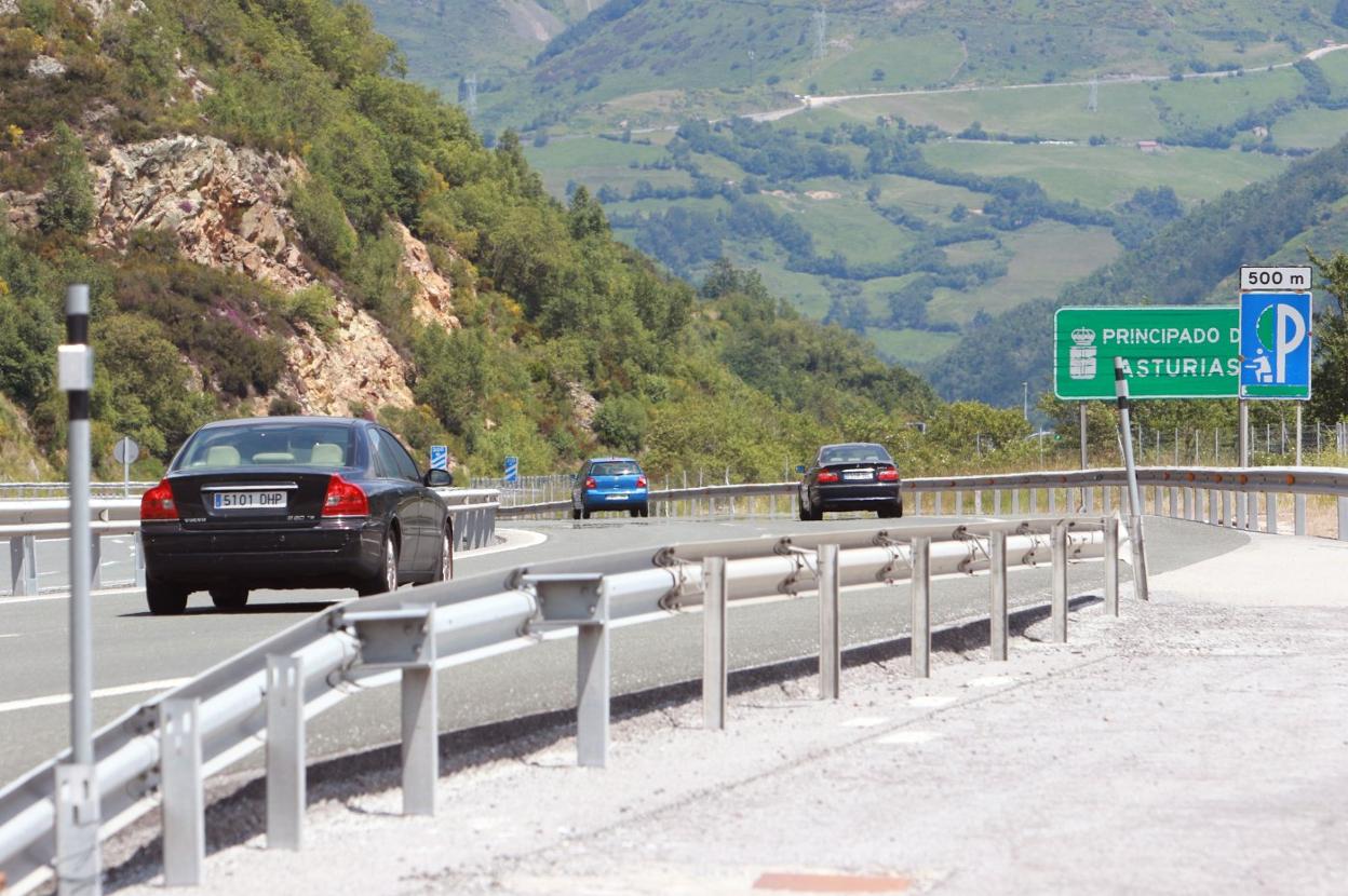 Tráfico entrando en Asturias ayer por la mañana, a través de la autopista del Huerna. 