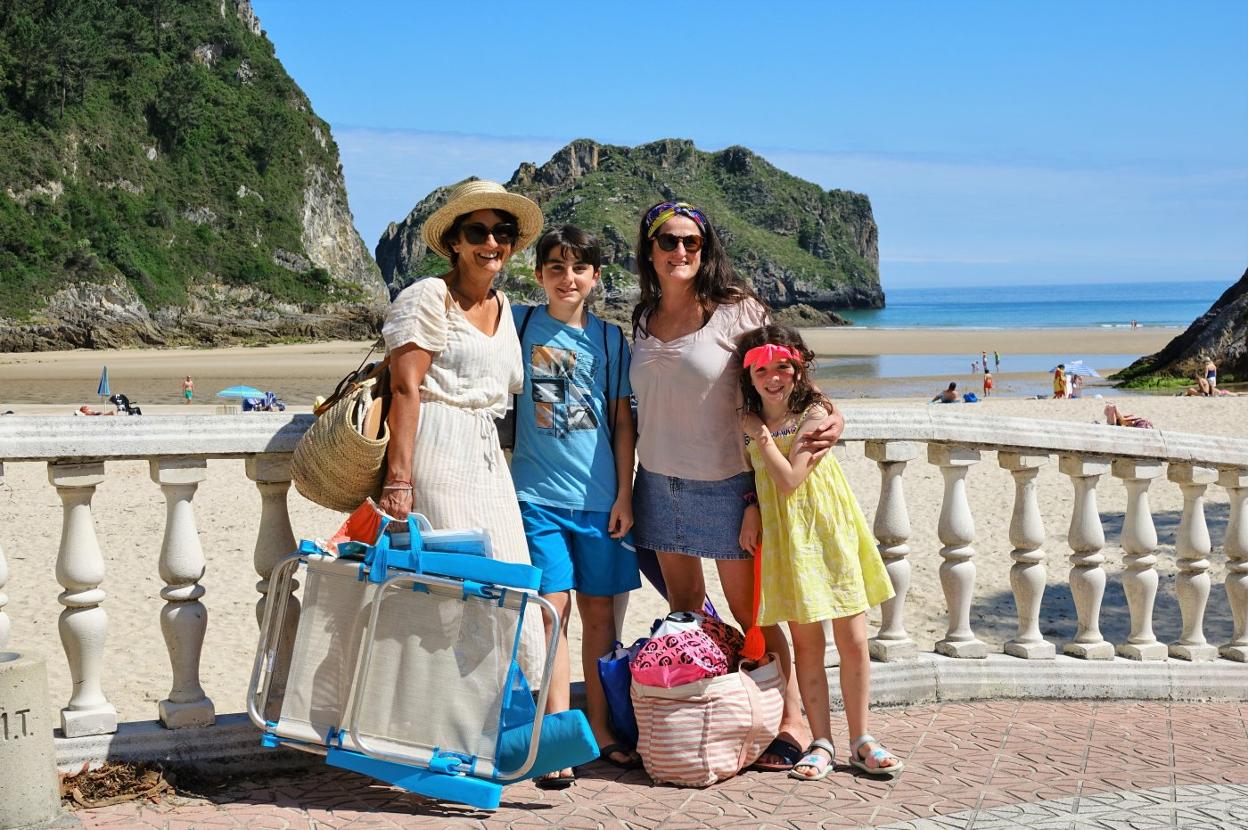 Las primas Susana García y Charín San Pedro, con sus hijos Germán Pérez y Marina Castañeda, se reencontraron en la playa de La Franca. 
