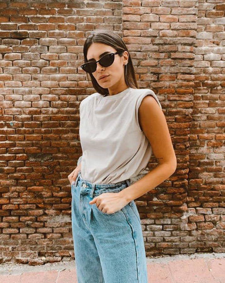 El verano ya ha dado el pistoletazo de salida y los días de sol y calor ya empiezan a dejarse ver, así que es el momento de apostar por looks ligeros y cómodos asequibles, pero sin olvidarnos de las últimas tendencias: camisetas con volumen en las mangas, escotes asimétricos, hombreras, shorts vaqueros con detalles rotos...