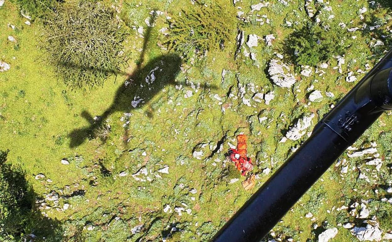 Trasladado al HUCA un montañero herido en la Sierra del Sueve, en Colunga