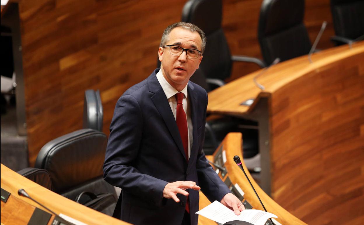 El consejero Pablo Fernández, en la Junta General del Principado. 