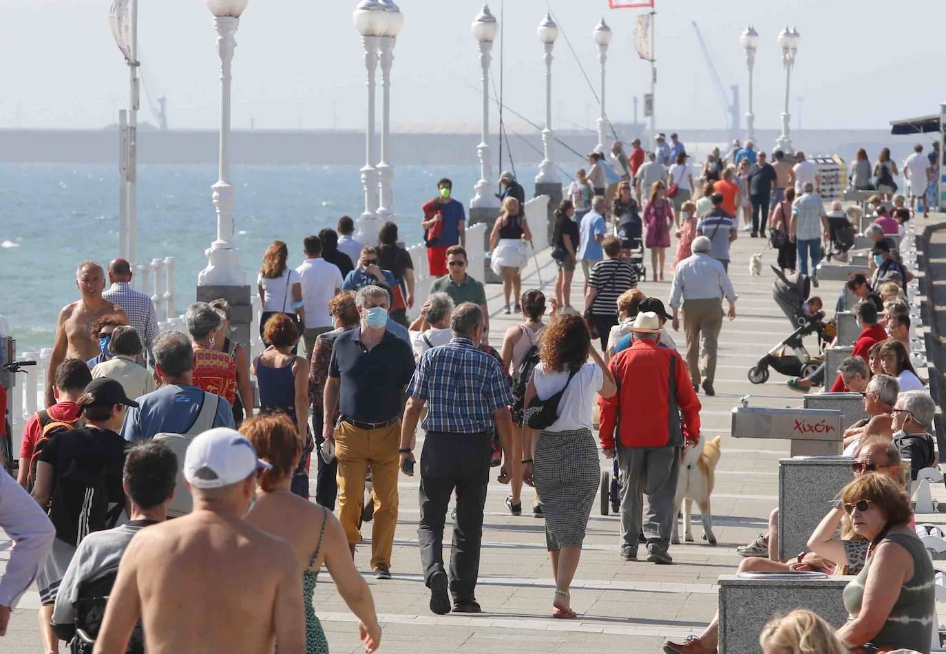 El sol y el calor llevó a la gente a las playas de Gijón. Y lo hizo en masa. Hubo tanta afluencia que incluso tuvo que cerrarse el acceso al principal arenal gijonés, San Lorenzo, para recolocar a las personas. Los acomodadores hoy tuvieron trabajo a destajo para informar a la gente de las condiciones de uso de la playa.