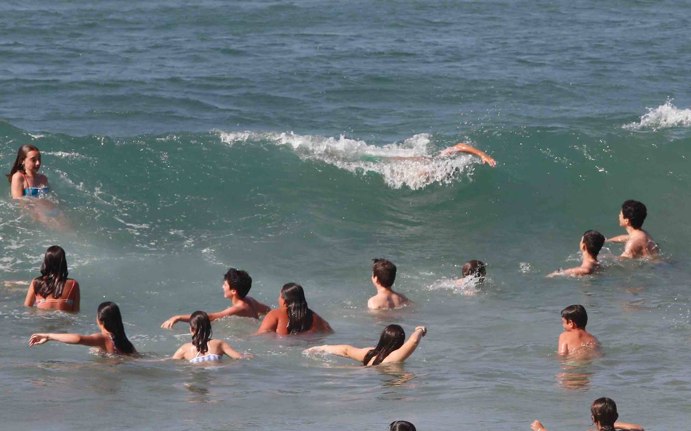 El sol y el calor llevó a la gente a las playas de Gijón. Y lo hizo en masa. Hubo tanta afluencia que incluso tuvo que cerrarse el acceso al principal arenal gijonés, San Lorenzo, para recolocar a las personas. Los acomodadores hoy tuvieron trabajo a destajo para informar a la gente de las condiciones de uso de la playa.