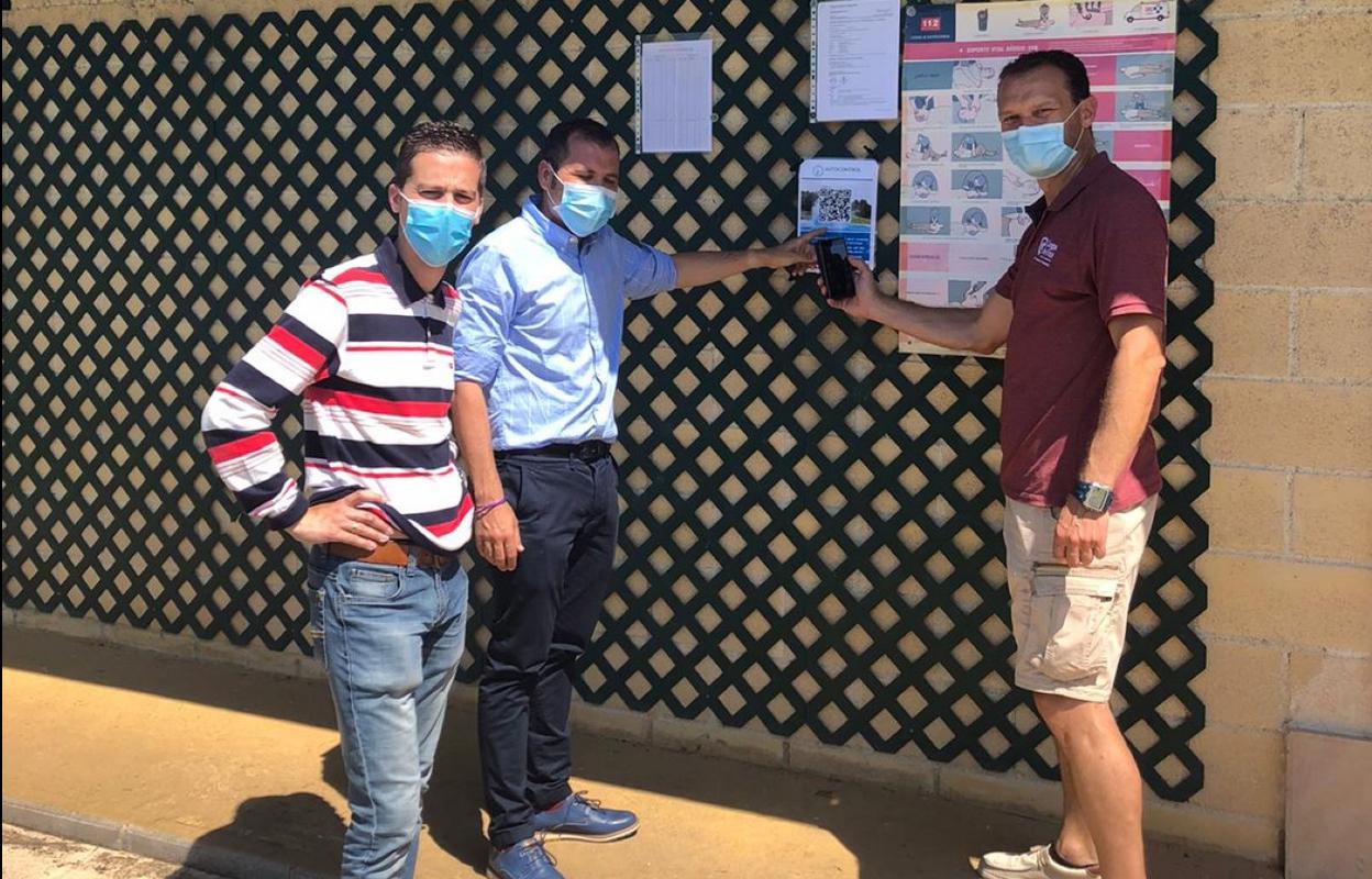 Agustín García, José Manuel González y José María Prieto prueban la nueva aplicación para conocer el estado del agua. 