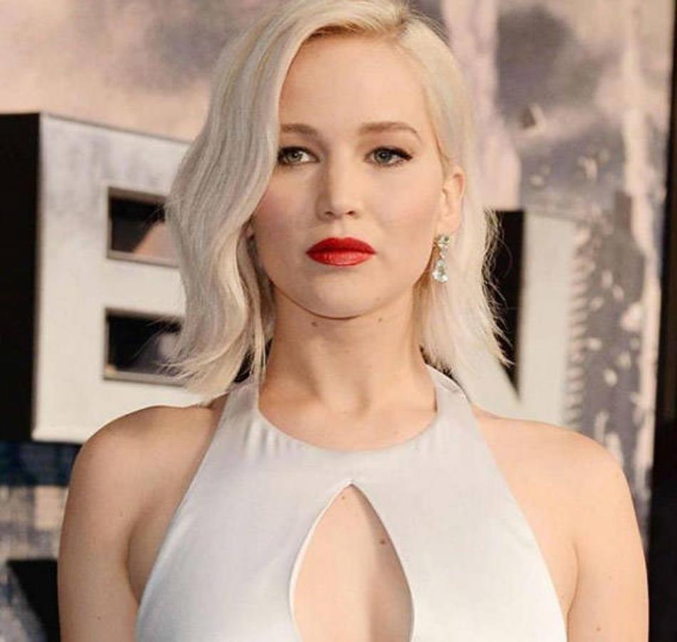 Este es uno de los peinados más sofisticados y elegantes. Una opción perfecta para ocasiones especiales o para lucir en un evento como le vimos a Jennifer Lawrence. Una opción perfecta tanto para melenas cortas como largas y que es capaz de afinar cualquier tipo de rostro.