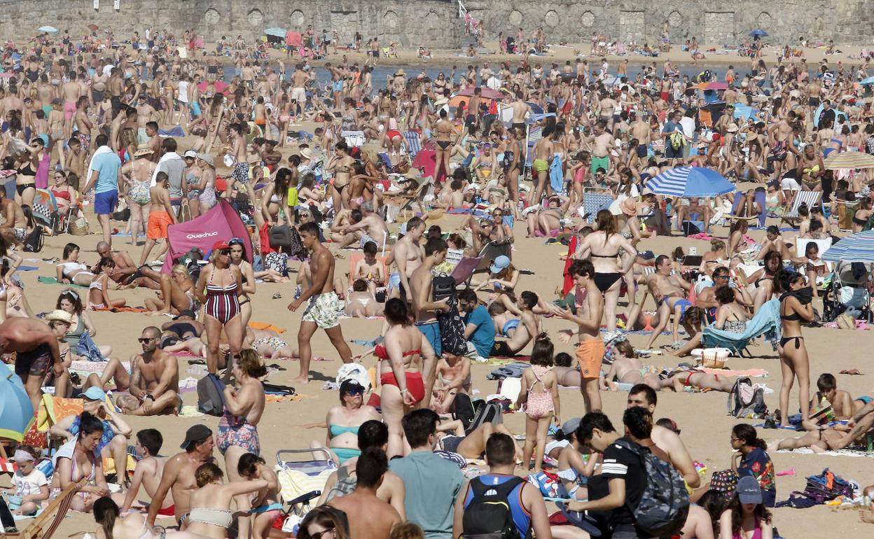 La gente volvió a llenar el principal arenal de Gijón como atestigua esta imagen tomada a las seis de la tarde.