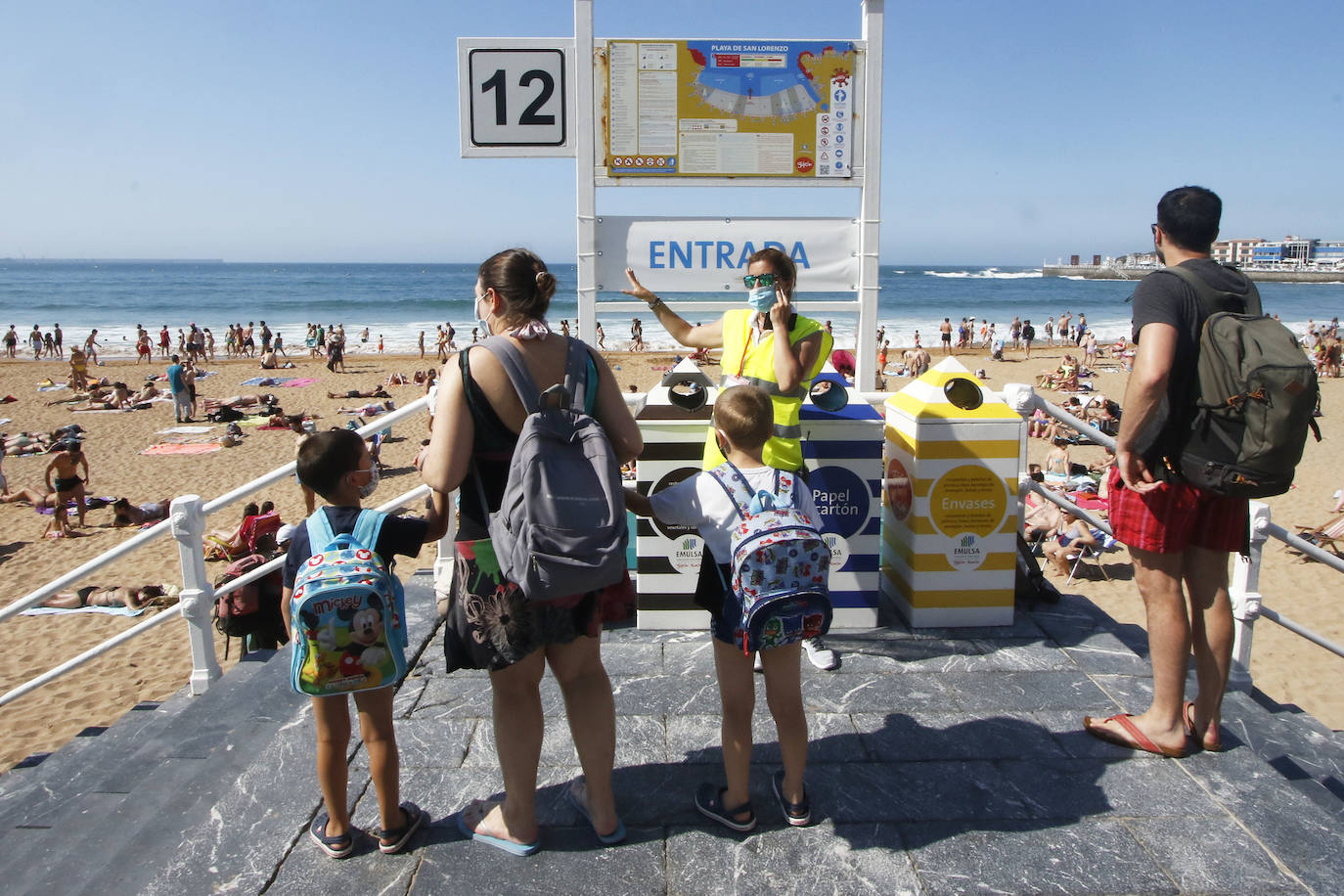 Los arenales gijoneses han vuelto este martes a llenarse de gente que ha querido pasar una nueva jornada de intenso calor tumbado en la arena o refrescándose en el agua.