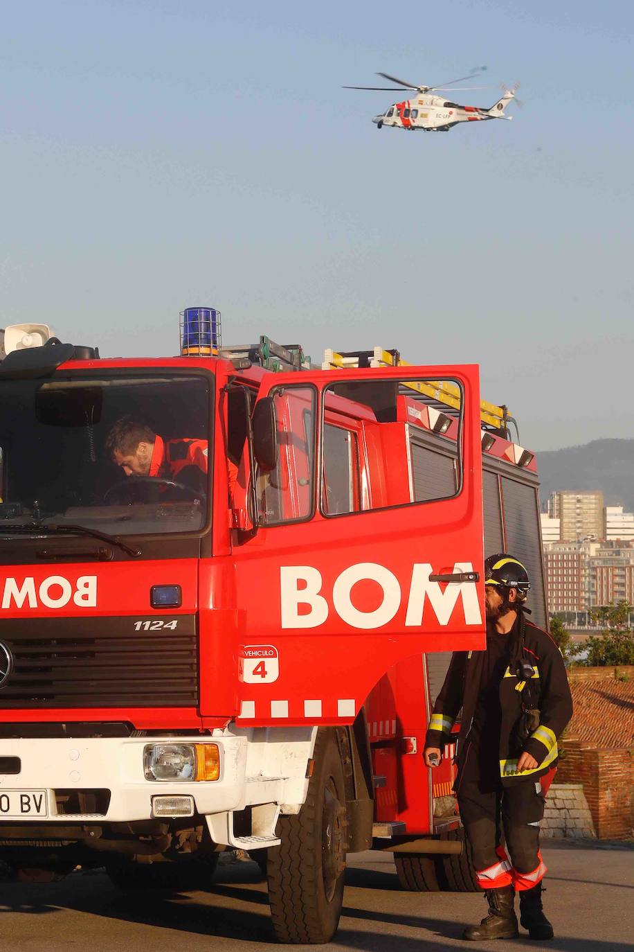 La afectada fue trasladada al hospital y alertó de la desaparición del joven que la acompañaba