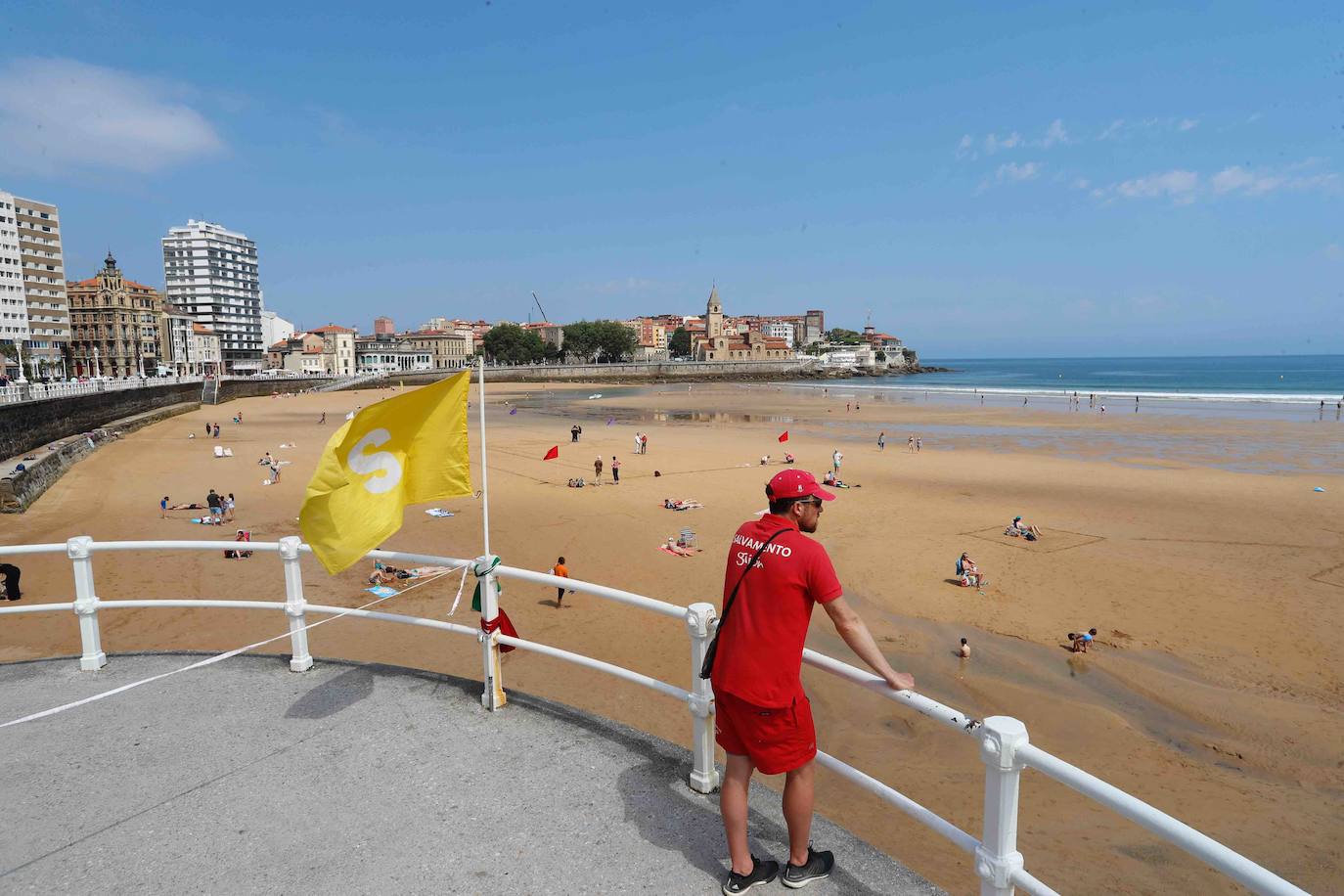 El sol y el buen tiempo desaparecerán unos días en el Principado para dar paso a varias jornadas con fuertes tormentas, tal y como ha alertado la Agencia Estatal de Meteorología (Aemet). Pero los gijoneses han aprovechado los últimos momentos de estabilidad para disfrutar de la playa. 