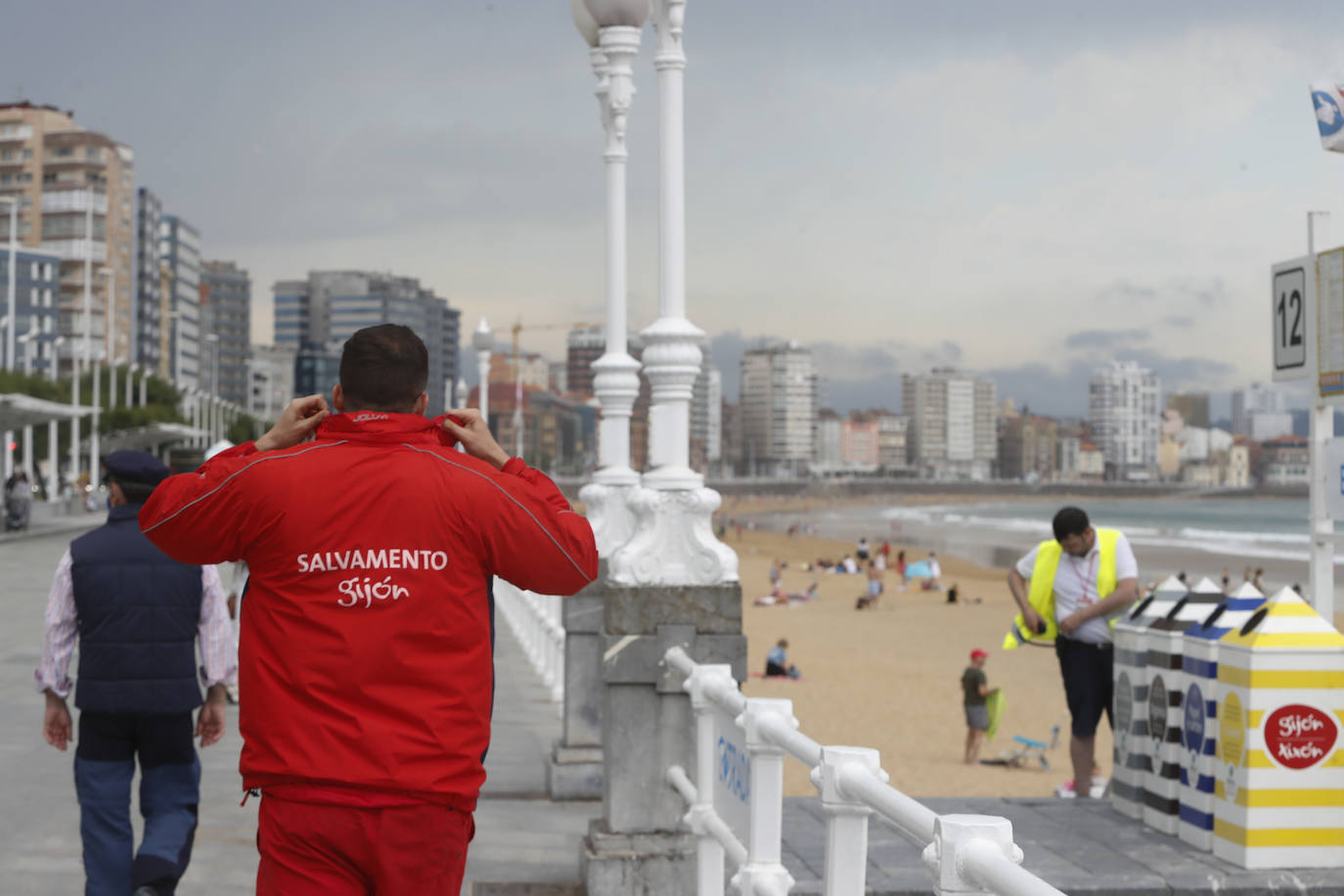 El sol y el buen tiempo desaparecerán unos días en el Principado para dar paso a varias jornadas con fuertes tormentas, tal y como ha alertado la Agencia Estatal de Meteorología (Aemet). Pero los gijoneses han aprovechado los últimos momentos de estabilidad para disfrutar de la playa. 