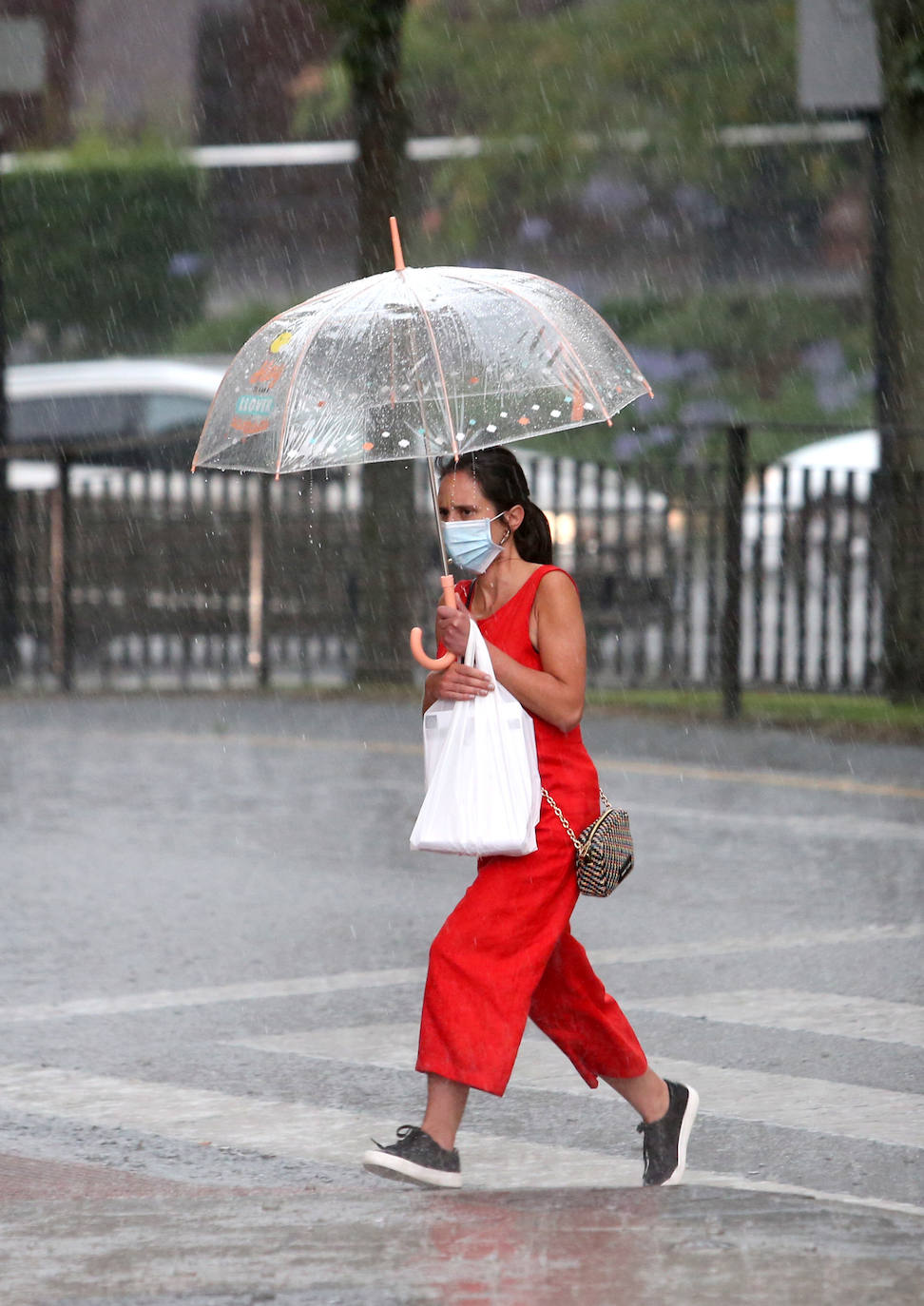 El sol y el buen tiempo desaparecerán unos días en el Principado para dar paso a varias jornadas con fuertes tormentas, tal y como ha alertado la Agencia Estatal de Meteorología (Aemet). Pero los gijoneses han aprovechado los últimos momentos de estabilidad para disfrutar de la playa. 