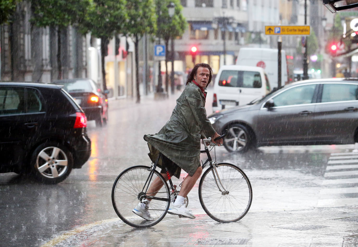 El sol y el buen tiempo desaparecerán unos días en el Principado para dar paso a varias jornadas con fuertes tormentas, tal y como ha alertado la Agencia Estatal de Meteorología (Aemet). Pero los gijoneses han aprovechado los últimos momentos de estabilidad para disfrutar de la playa. 