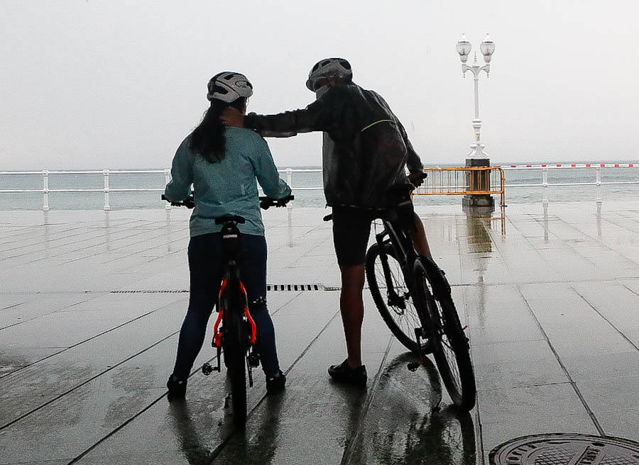 El sol y el buen tiempo desaparecerán unos días en el Principado para dar paso a varias jornadas con fuertes tormentas, tal y como ha alertado la Agencia Estatal de Meteorología (Aemet). Pero los gijoneses han aprovechado los últimos momentos de estabilidad para disfrutar de la playa. 