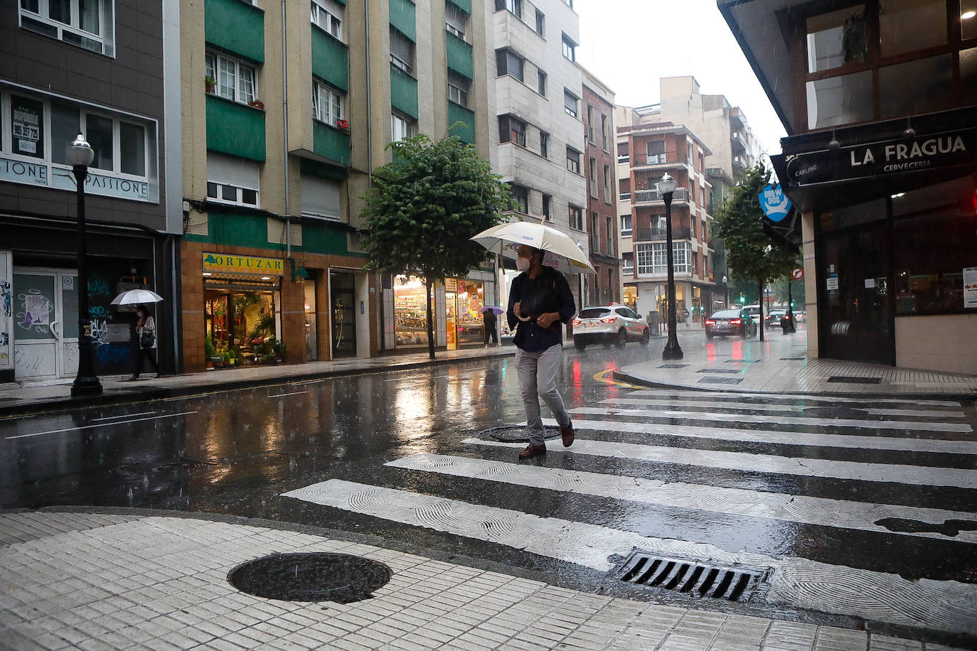 El sol y el buen tiempo desaparecerán unos días en el Principado para dar paso a varias jornadas con fuertes tormentas, tal y como ha alertado la Agencia Estatal de Meteorología (Aemet). Pero los gijoneses han aprovechado los últimos momentos de estabilidad para disfrutar de la playa. 