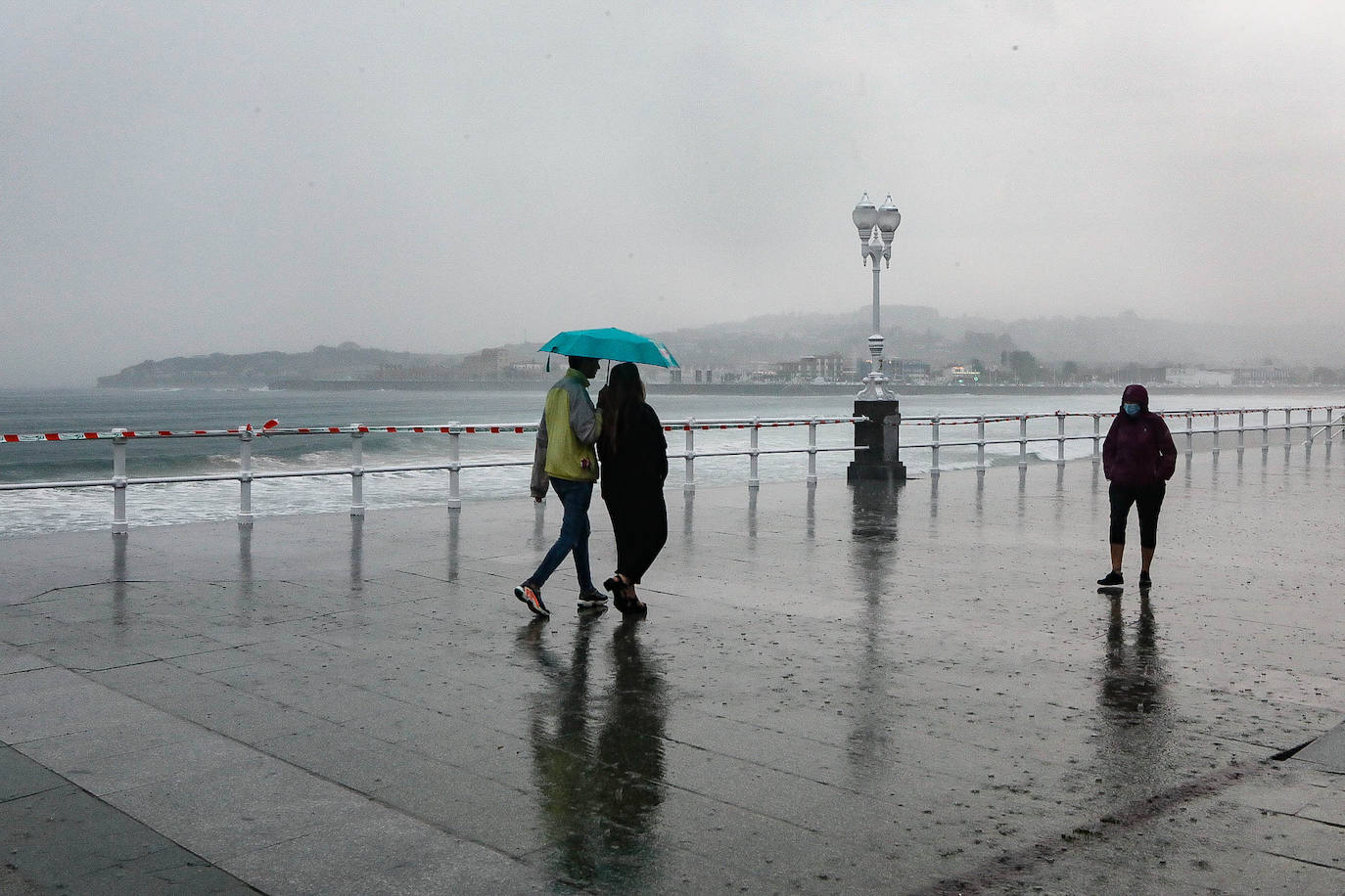 El sol y el buen tiempo desaparecerán unos días en el Principado para dar paso a varias jornadas con fuertes tormentas, tal y como ha alertado la Agencia Estatal de Meteorología (Aemet). Pero los gijoneses han aprovechado los últimos momentos de estabilidad para disfrutar de la playa. 