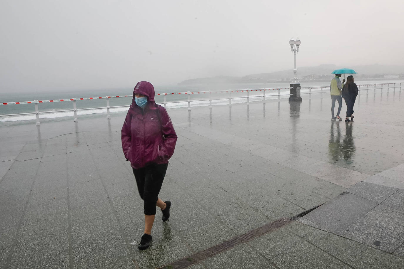 El sol y el buen tiempo desaparecerán unos días en el Principado para dar paso a varias jornadas con fuertes tormentas, tal y como ha alertado la Agencia Estatal de Meteorología (Aemet). Pero los gijoneses han aprovechado los últimos momentos de estabilidad para disfrutar de la playa. 