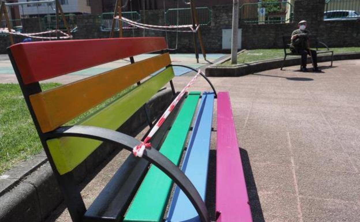 Un banco de Gijón pintado con los colores de la bandera LGTB. 