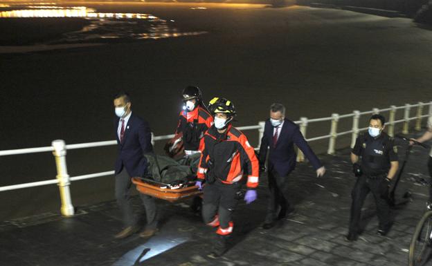 Fallece un joven de 19 años al intentar rescatar a su novia en la playa de San Lorenzo de Gijón