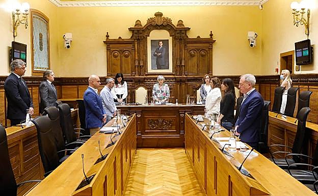 La Corporación ha guardado dos minutos de silencio en memoria de Manuel Llanos y Yencer de los Santos, el joven fallecido en la playa de San Lorenzo.