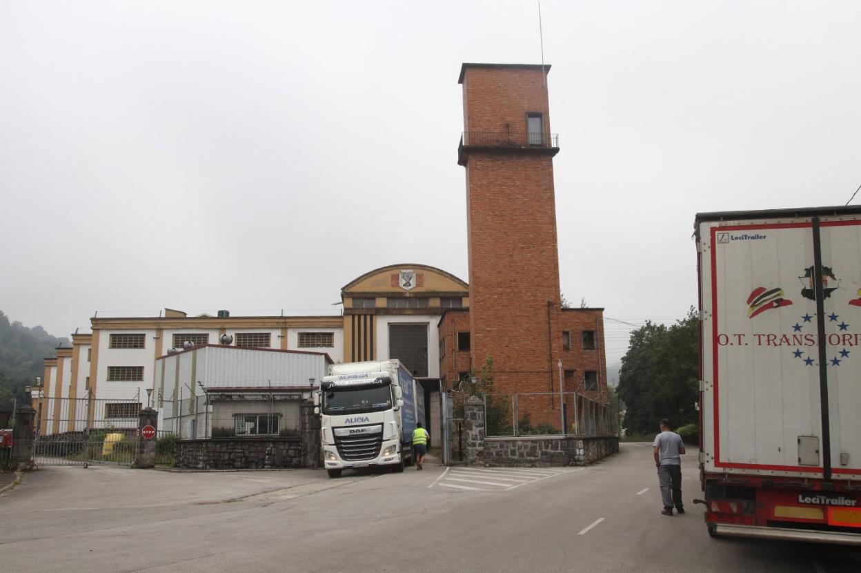 Un camión abandona la fábrica de Expal, en Trubia. 