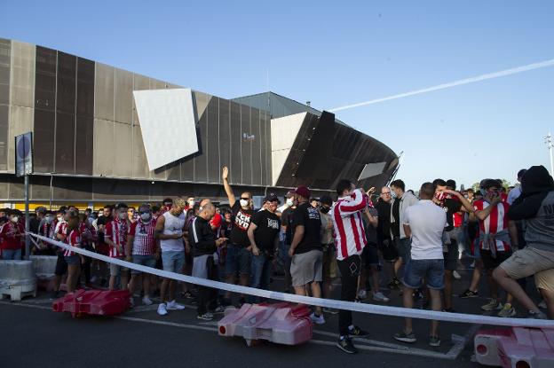 Barbón, «cabreado» y «disgustado» por las aglomeraciones durante el derbi asturiano