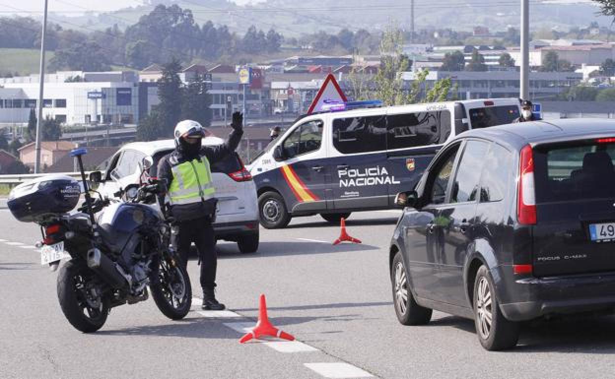 Control policial en una carretera de Asturias durante el estado de alarma.