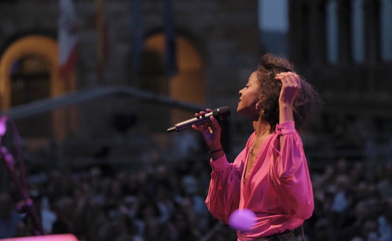 Concierto de Gizelle Smith en la plaza Mayor para el Festival Euroyeyé 2019.