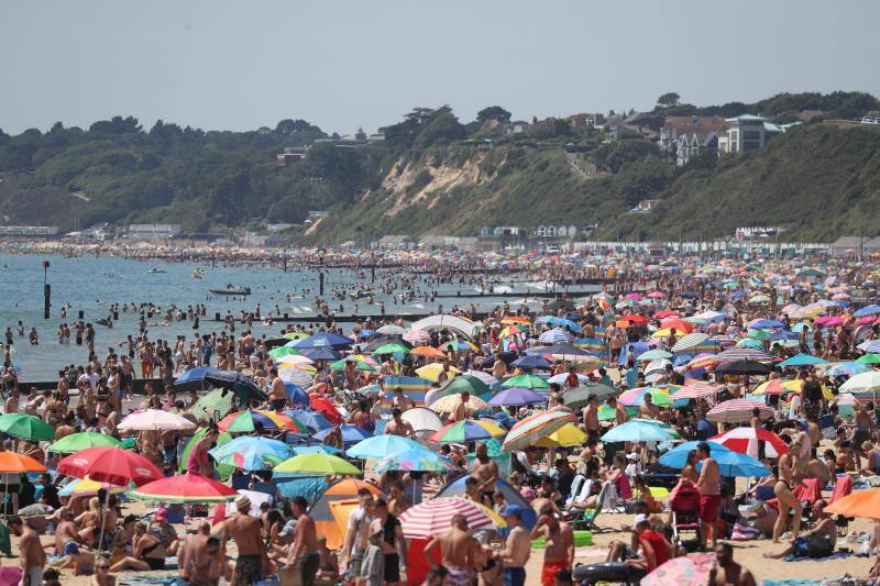 La ola de calor que azota Europa empujó a los británicos a las playas en masa este jueves, lo que llevó a las autoridades locales a llamar a la policía para dispersarlos debido a la pandemia de coronavirus. «No estamos en condiciones de recibir tantos visitantes en este momento (...) por favor no vengan, no estamos listos para recibirlos», suplicó la alcaldesa de Bournemouth.