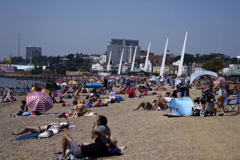 La ola de calor que azota Europa empujó a los británicos a las playas en masa este jueves, lo que llevó a las autoridades locales a llamar a la policía para dispersarlos debido a la pandemia de coronavirus. «No estamos en condiciones de recibir tantos visitantes en este momento (...) por favor no vengan, no estamos listos para recibirlos», suplicó la alcaldesa de Bournemouth.