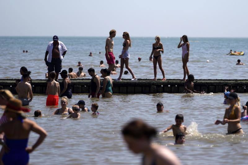 La ola de calor que azota Europa empujó a los británicos a las playas en masa este jueves, lo que llevó a las autoridades locales a llamar a la policía para dispersarlos debido a la pandemia de coronavirus. «No estamos en condiciones de recibir tantos visitantes en este momento (...) por favor no vengan, no estamos listos para recibirlos», suplicó la alcaldesa de Bournemouth.