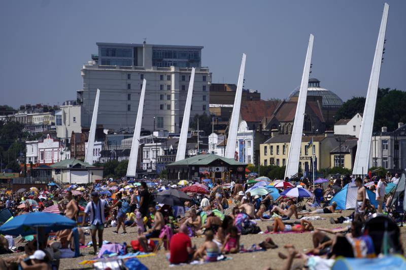 La ola de calor que azota Europa empujó a los británicos a las playas en masa este jueves, lo que llevó a las autoridades locales a llamar a la policía para dispersarlos debido a la pandemia de coronavirus. «No estamos en condiciones de recibir tantos visitantes en este momento (...) por favor no vengan, no estamos listos para recibirlos», suplicó la alcaldesa de Bournemouth.