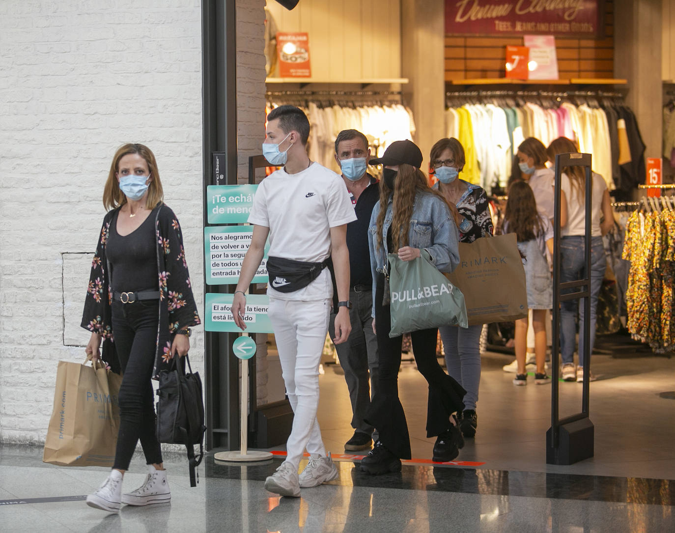 Muchas tiendas han adelantado la campaña de descuentos, que oficialmente comienza el 1 de julio, para vender el exceso de stock acumulado a lo largo de los meses que no pudieron abrir. La campaña de rebajas de verano se ha iniciado este jueves y los asturianos, ataviados con mascarillas y respetando la distancia de seguridad, han aprovechado para adquirir productos con descuentos significativos. 