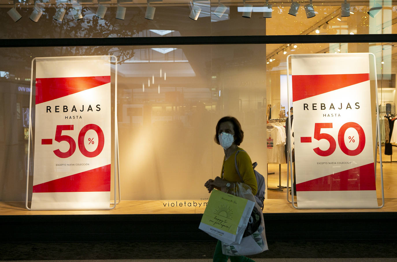 Muchas tiendas han adelantado la campaña de descuentos, que oficialmente comienza el 1 de julio, para vender el exceso de stock acumulado a lo largo de los meses que no pudieron abrir. La campaña de rebajas de verano se ha iniciado este jueves y los asturianos, ataviados con mascarillas y respetando la distancia de seguridad, han aprovechado para adquirir productos con descuentos significativos. 