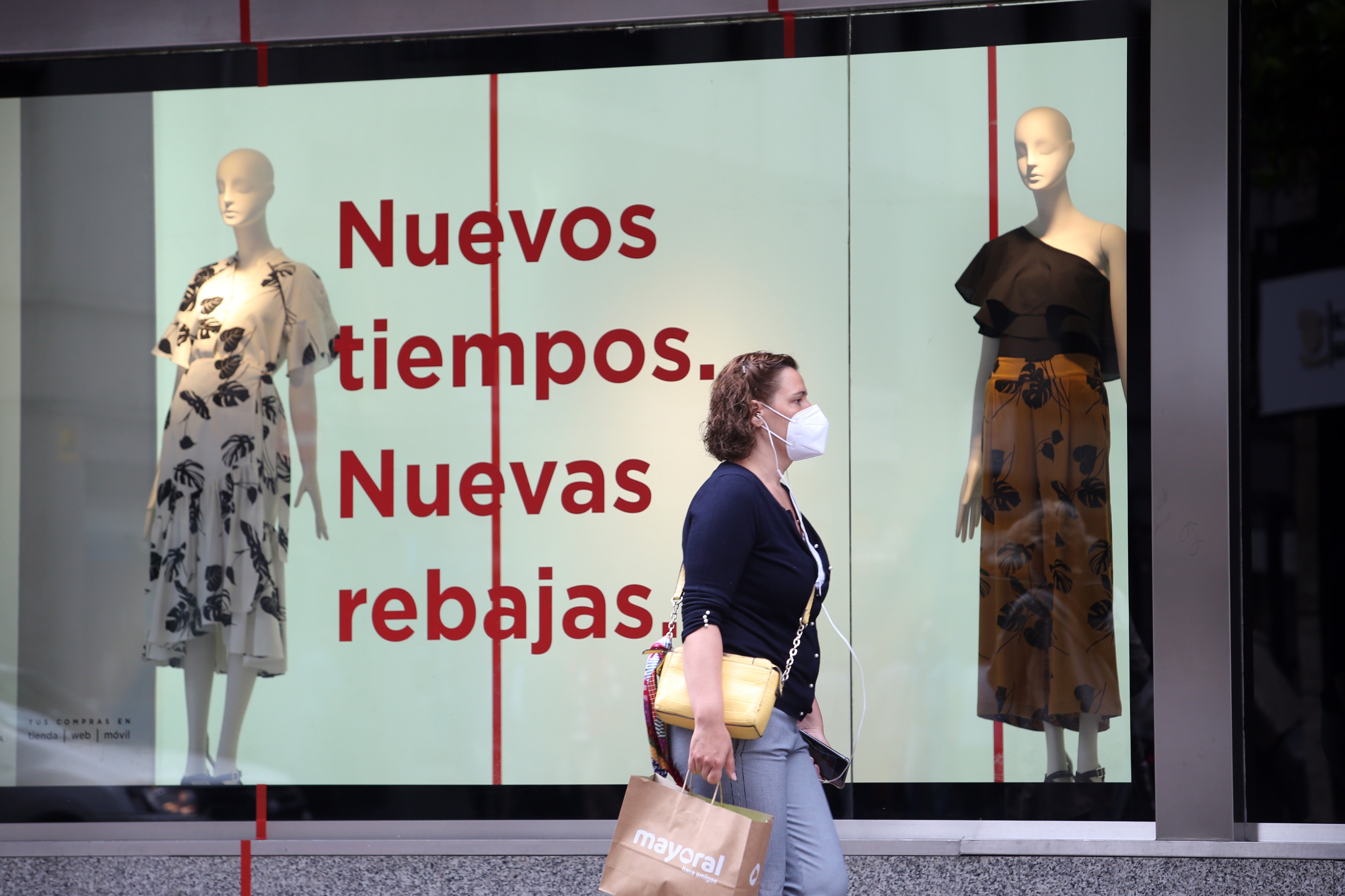 Muchas tiendas han adelantado la campaña de descuentos, que oficialmente comienza el 1 de julio, para vender el exceso de stock acumulado a lo largo de los meses que no pudieron abrir. La campaña de rebajas de verano se ha iniciado este jueves y los asturianos, ataviados con mascarillas y respetando la distancia de seguridad, han aprovechado para adquirir productos con descuentos significativos. 