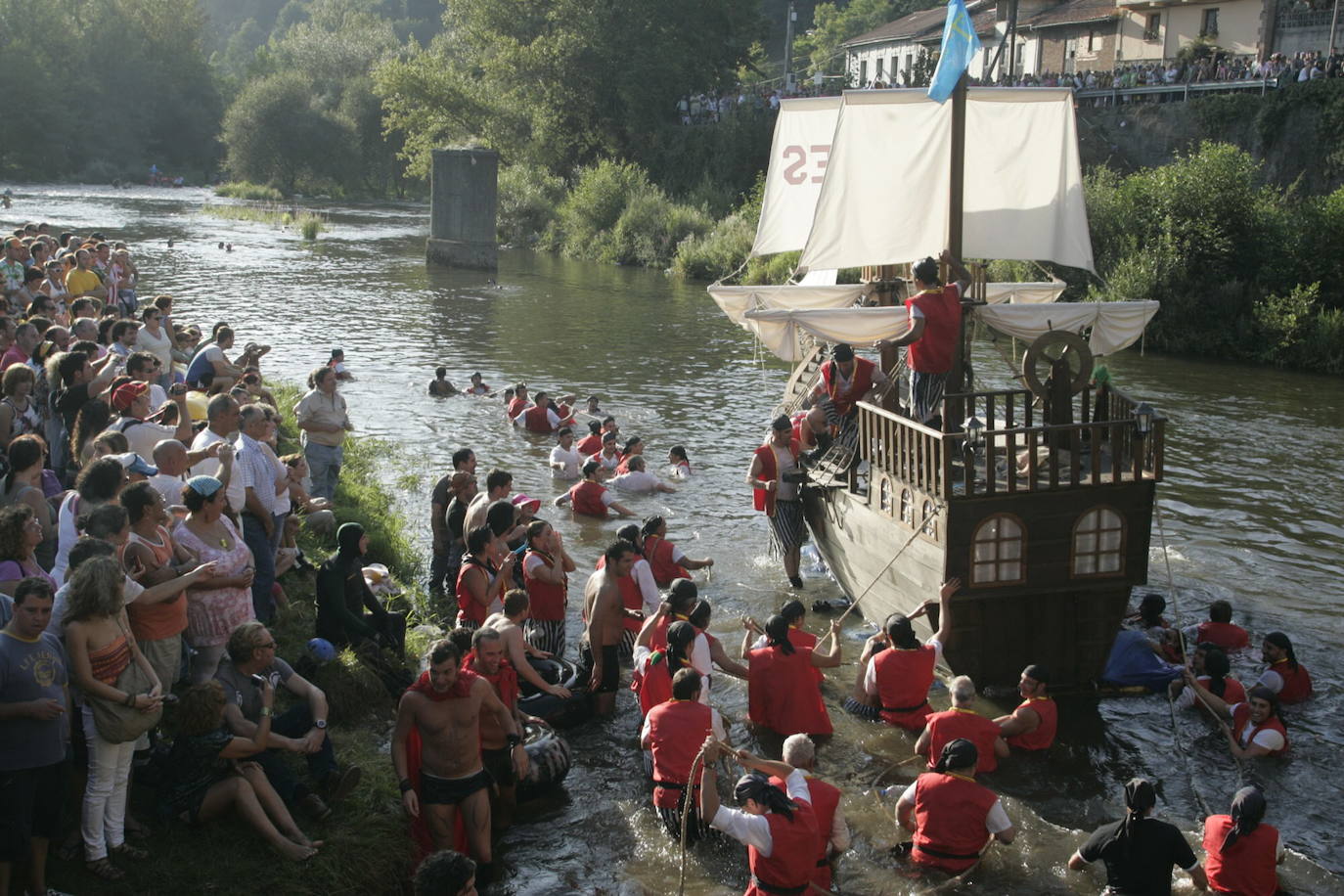 El Descenso Folklórico del Nalón, que este año cancelará todos sus actos, recibe el título de Fiesta de Interés Turístico Nacional. La organización, agradecida por la distinción, ya piensa en 2021. Este es un homenaje histórico a una de las fiestas más populares de Asturias.