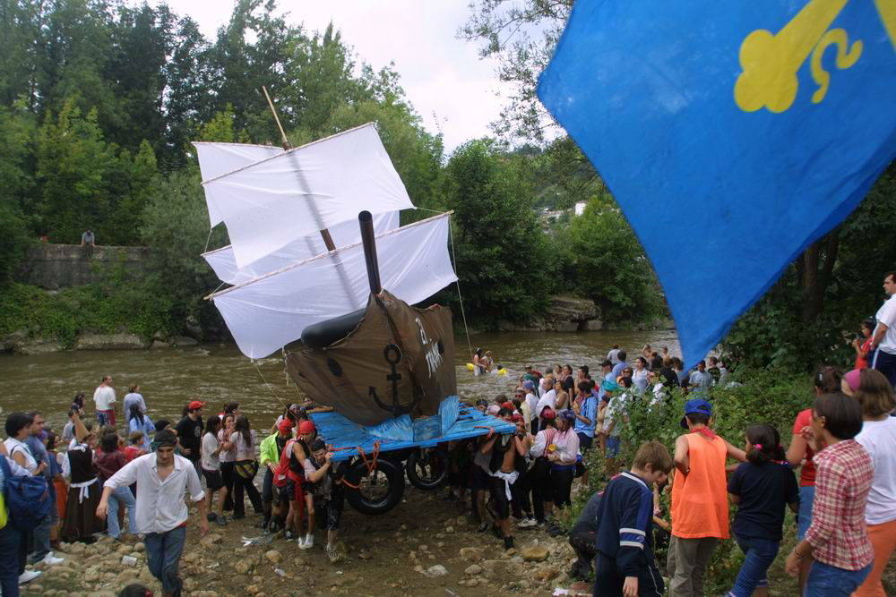 El Descenso Folklórico del Nalón, que este año cancelará todos sus actos, recibe el título de Fiesta de Interés Turístico Nacional. La organización, agradecida por la distinción, ya piensa en 2021. Este es un homenaje histórico a una de las fiestas más populares de Asturias.