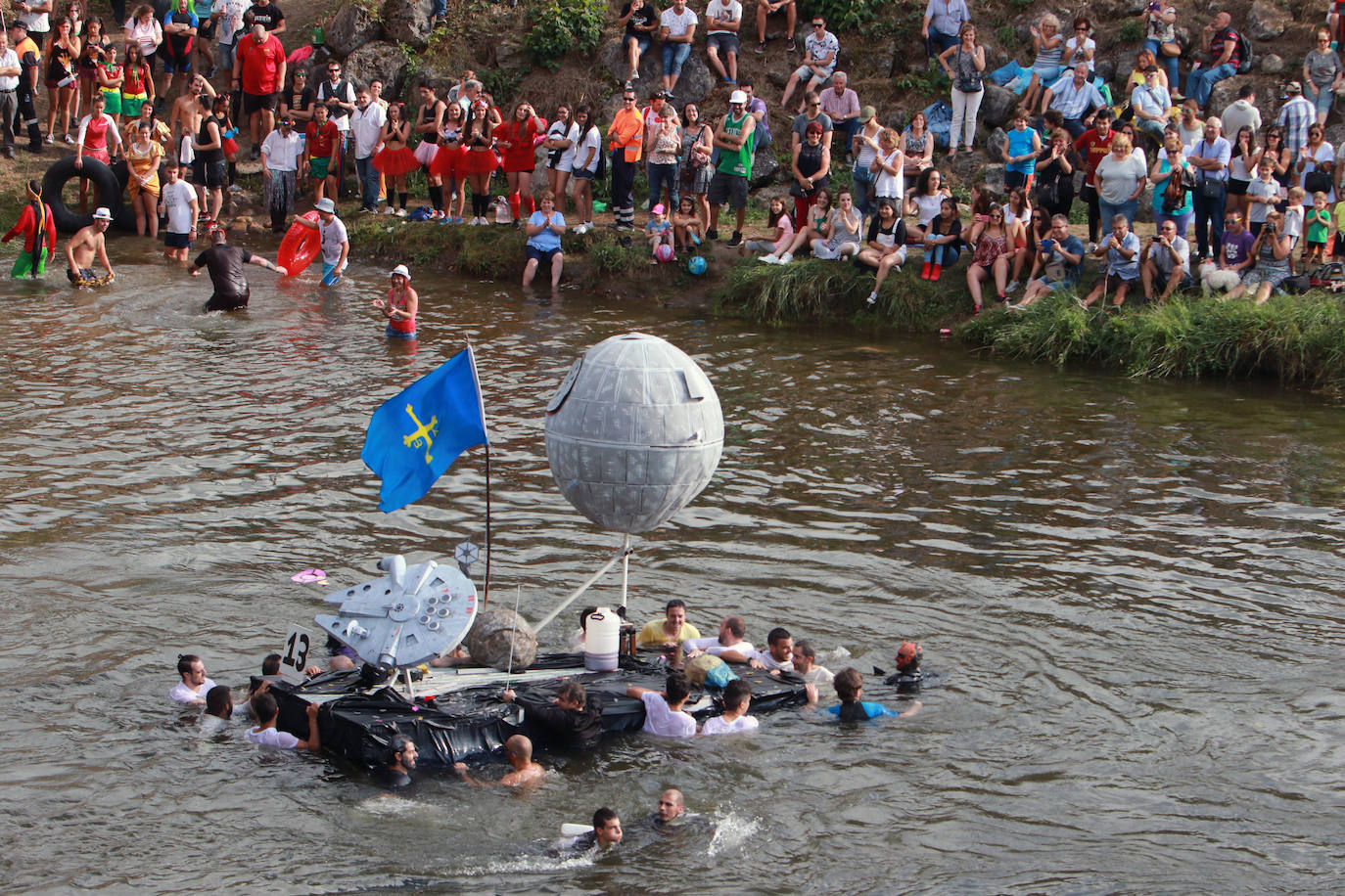 El Descenso Folklórico del Nalón, que este año cancelará todos sus actos, recibe el título de Fiesta de Interés Turístico Nacional. La organización, agradecida por la distinción, ya piensa en 2021. Este es un homenaje histórico a una de las fiestas más populares de Asturias.