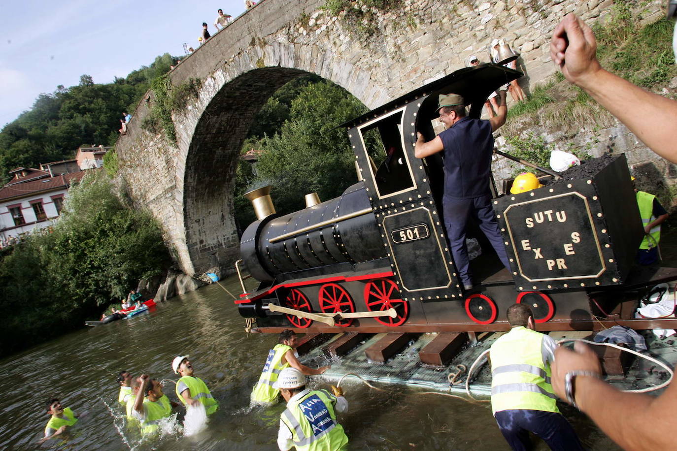 El Descenso Folklórico del Nalón, que este año cancelará todos sus actos, recibe el título de Fiesta de Interés Turístico Nacional. La organización, agradecida por la distinción, ya piensa en 2021. Este es un homenaje histórico a una de las fiestas más populares de Asturias.