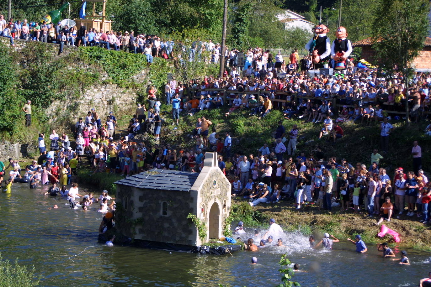 El Descenso Folklórico del Nalón, que este año cancelará todos sus actos, recibe el título de Fiesta de Interés Turístico Nacional. La organización, agradecida por la distinción, ya piensa en 2021. Este es un homenaje histórico a una de las fiestas más populares de Asturias.