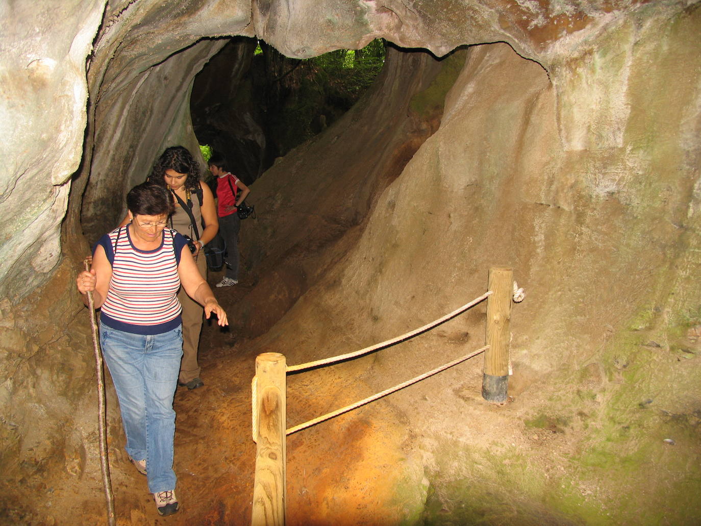 29. Visita a las Covas d'Andía (El Franco) | Estas cuevas se han merecido la declaración de Monumento Natural debido a su enorme singularidad geológica, geomorfológica y paisajística. Es imprescindible reservar antes de visitarlas. 